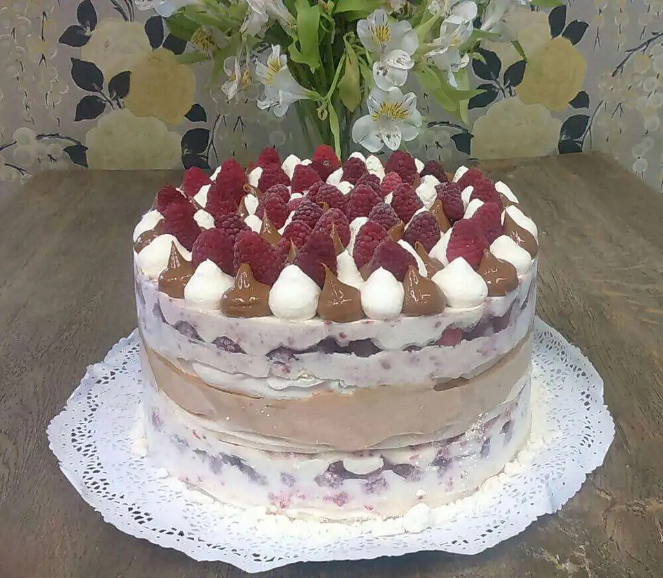 Merengue Frambuesa Mousse de Manjar